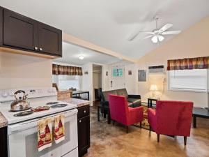 una cucina e un soggiorno con piano cottura e sala da pranzo di Chardonnay Cottage - GOTL Strip - Cozy & Quaint a Geneva