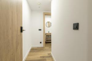 un pasillo con una puerta que conduce a una habitación en micampus Wynwood - Tovar, en Madrid