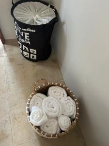 um cesto de donuts ao lado de um saco do lixo em Taiba Beach Resort em Taíba