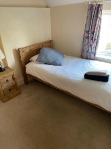 En eller flere senge i et værelse på Private Bedrooms in Quaint Oxfordshire Village Cottage
