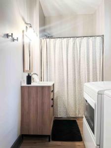 ein kleines Bad mit einem Waschbecken und einer Mikrowelle in der Unterkunft Suite Home Indiana in Evansville