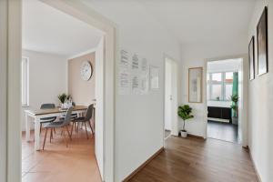 a living room with a table and a dining room at *NulandtApartment* #2 in Merseburg