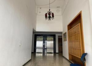 un couloir vide avec un lustre dans un bâtiment dans l'établissement Agréable appartement, à Rabat
