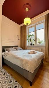 Un dormitorio con una cama grande y una ventana en Apartament Centrum Marszałkowska 28 - pl. Zbawiciela en Varsovia