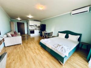 A bed or beds in a room at Apartments in Panorama Beach Vigo Nessebar
