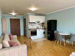A kitchen or kitchenette at Apartments in Panorama Beach Vigo Nessebar
