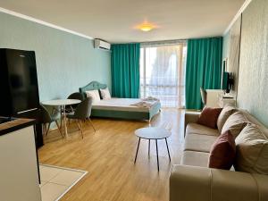 A television and/or entertainment centre at Apartments in Panorama Beach Vigo Nessebar