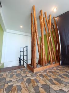 una pared de postes de bambú en una habitación en Departamento PET Friendly, en Chancay