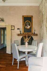 comedor con mesa blanca y sillas en Como Bellevue Rosselli, en Como