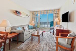 sala de estar con sofá y mesa en 2501 S Ocean Blvd, 0211 - Ocean Front Sleeps 8 en Myrtle Beach