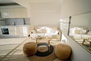 - un salon avec un canapé, une table et deux tabourets dans l'établissement Sun Passion Condo, à Marigot