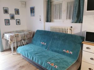 a living room with a couch and a table at ACCUEIL LAFAYE21 in Orthez