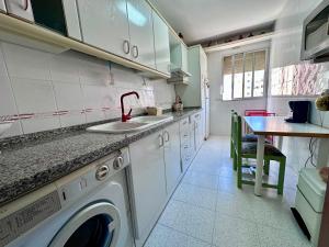 cocina con lavadora y fregadero en Apartamento Centrico en Torremolinos, en Torremolinos