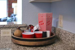 un vassoio di tazze di caffè su un bancone della cucina di 2007 S Ocean Blvd, 0406 - Ocean Front Sleeps 10 a Myrtle Beach