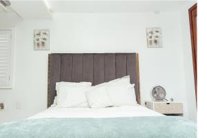 1 dormitorio con 1 cama grande y cabecero de madera en Luxury Lofts With Private Pool, en Ciudad Juárez