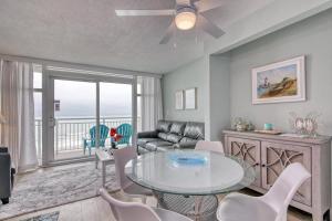 sala de estar con mesa de cristal y sofá en 2501 S Ocean Blvd, 0407 - Ocean Front Sleeps 6, en Myrtle Beach