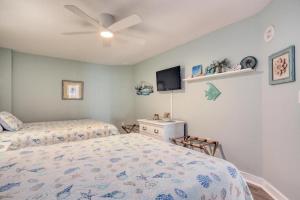 1 dormitorio con 2 camas y TV de pantalla plana en 2501 S Ocean Blvd, 0407 - Ocean Front Sleeps 6, en Myrtle Beach