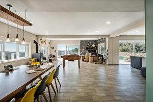 a dining room and living room with a pool table at Casa Nostra in Tavira