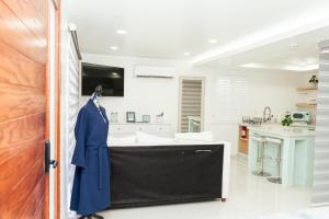 Kuchyň nebo kuchyňský kout v ubytování Luxury Lofts With Private Pool