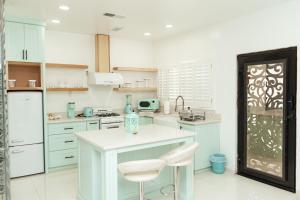 a kitchen with white cabinets and a white counter top at Luxury Lofts With Private Pool in Ciudad Juárez