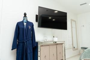 TV a/nebo společenská místnost v ubytování Luxury Lofts With Private Pool