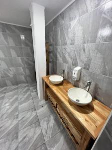 baño con 2 lavabos en una encimera de madera en Don Enrique Bar&Hostel en San Gregorio