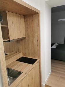 uma cozinha com um balcão e um lavatório em BG Exclusive Apartment em Belgrado