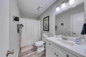 La salle de bains blanche est pourvue de toilettes et d'un lavabo. dans l'établissement 1408 Perrin Dr, Unit D - Ocean Walk Sleeps 8, à Myrtle Beach