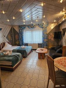 Zimmer mit 2 Betten, einem Sofa und einem Tisch in der Unterkunft Hotel Tenne in Viernheim