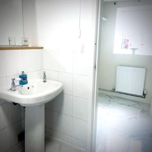 O baie la Country Cottage with Hot-Tub and Cosy Log Burner +28 fotografii