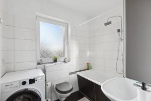 Ένα μπάνιο στο Aura - Nulandt#1 - 2 Zimmer, 4 Betten, Küche, Balkon, Waschmaschine +6 φωτογραφίες