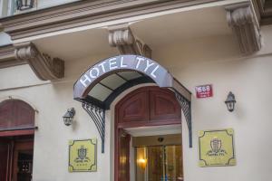 una señal de hotel en el lateral de un edificio en Hotel Tyl en Praga