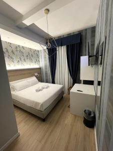um quarto com uma cama branca e uma janela em ROME'S GLORIA HOTEL em Roma