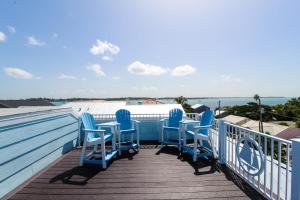 un toit-terrasse avec des chaises et une table. dans l'établissement Ocean Breeze (AMIL), à Bradenton Beach