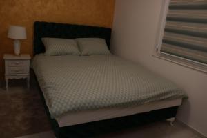 - un petit lit dans une chambre avec fenêtre dans l'établissement CASA VERDE, à Vrdnik