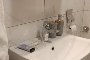 - un lavabo avec un robinet et un tube de dentifrice dans l'établissement CASA VERDE, à Vrdnik