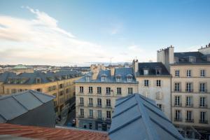 vistas a los tejados de los edificios de una ciudad en Élégance à la Versailles, en Versalles