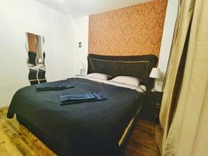 - une chambre avec un lit et une couette noire dans l'établissement Old town apartment with Amazing View from the Balcony, à Bucarest