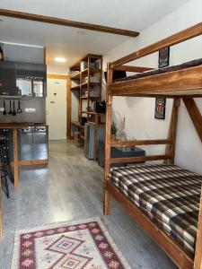 1 dormitorio con litera y cocina en Marek Ski Studio 405 en Gudauri