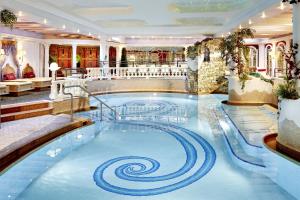 Der Swimmingpool an oder in der Nähe von Hotel Neue Post