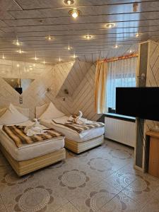 Zimmer mit 2 Betten und einem Flachbild-TV in der Unterkunft Hotel Tenne in Viernheim