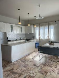Η κουζίνα ή μικρή κουζίνα στο Thea apartment