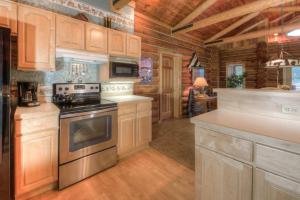 Gallery image of Last Minute Special- Cozy Log Cabin, Views, Hottub in Gallatin Gateway