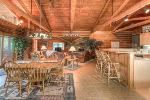 Gallery image of Last Minute Special- Cozy Log Cabin, Views, Hottub in Gallatin Gateway