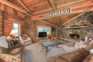 Gallery image of Last Minute Special- Cozy Log Cabin, Views, Hottub in Gallatin Gateway