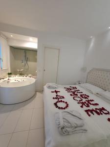 Postel nebo postele na pokoji v ubytování Hotel Al Cavallino Bianco
