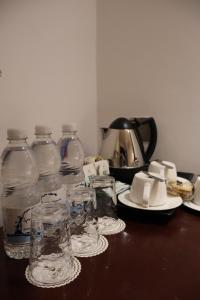 倫敦的住宿－倫敦肯辛頓德瑞姆泰爾酒店，桌子上一组玻璃瓶和杯子