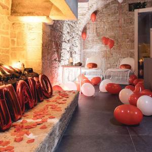 una stanza con palloncini rossi e bianchi e una stanza con cuori di B&B Rhea Luxury a Terlizzi