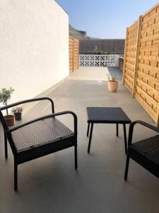 a patio with two chairs and a table on a balcony at Gemütliches Studio Rosenburgblick in Moselnähe in Zeltingen-Rachtig