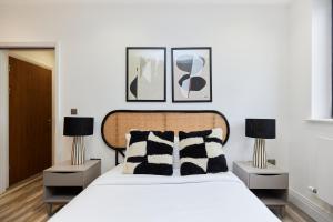Säng eller sängar i ett rum på The Wembley Getaway - Lovely 2BDR Flat